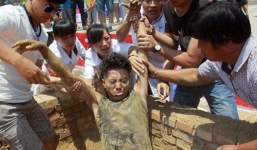 Thanh niên nằm dưới mộ, thử cảm giác bị chôn sống