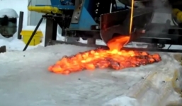 Video: Chuyện gì xảy ra khi ta đổ dung nham lên băng?