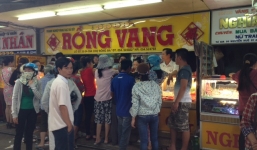 Hàng trăm người đổ xô đi bán vàng vì tin đồn 