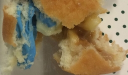 Hoảng hồn phát hiện găng tay cao su nằm trong chiếc bánh rán đang ăn