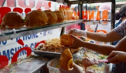 Tiệm bánh mì, quán trà đá thu 'khủng' 500 triệu/tháng