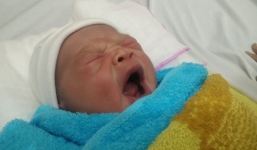 Bé trai sơ sinh còn nguyên cuống rốn bị bỏ rơi ở Sài Gòn