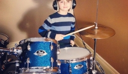 Cậu bé 7 tuổi gây “sốt” cộng đồng mạng nhờ “bài hát lạc quan”