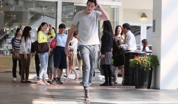 Video: Chàng trai vật lộn với giày cao gót để chứng tỏ phụ nữ “yếu đuối”