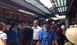 Video: Hàng trăm người đổ xô đến chợ Đông Ba bán vàng