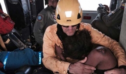 Hai mẹ con sống sót kì diệu sau tai nạn máy bay thảm khốc