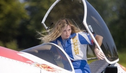 Video: Nữ phi công xinh đẹp Nga biểu diễn nhào lộn ngoạn mục