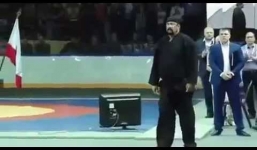 Ông lão U70 dễ dàng hạ gục cả hai võ sỹ trẻ