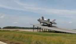 Video: Xem tiêm kích tàng hình Mỹ cất cánh theo kiểu nhảy cầu