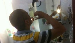 Người đàn ông tự tay phẫu thuật khối ung thư trong miệng