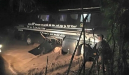 Sơn La: Xe khách chở 30 người bị lũ cuốn