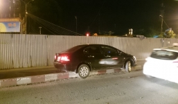 Giữa đêm, xế hộp “mắc cạn” trên cầu