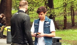 Thiếu gia “ngông” bị ném đá vì dụ người khác uống nước tiểu là ai?