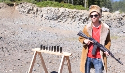 AK-47 có thể bắn xuyên qua bao nhiêu chiếc iPhone?