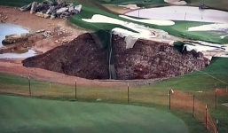 Kinh hoàng hố tử thần khổng lồ nuốt chửng một phần sân golf