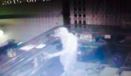 Video: Phá 5 ổ khóa, trộm kéo bao tải vàng tẩu thoát trong đêm