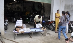 Đặt người sống thực vật trước công ty đòi bồi thường