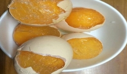 Video: Thực hư trứng gà đông như thạch, đốt khét như cao su