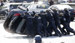 Kinh hoàng chùm ảnh tài xế taxi Pháp đập phá xe Uber