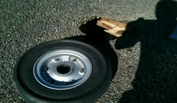 Video: Sửng sốt bánh máy bay rơi làm thủng cả trần nhà