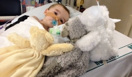 Thương tâm bé 8 tháng tuổi cháy cổ họng vì nuốt nhầm cục pin