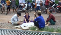 Cha mẹ đau đớn khóc than bên con trai 7 tuổi bị hàng rào đè chết