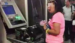 Người phụ nữ dùng tay không phá tung máy ATM, lấy thẻ bị nuốt