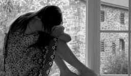 Cô gái tâm sự tuổi thơ bị xâm hại trên sóng VOV