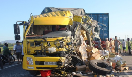 Xe tải biến dạng sau khi đâm container