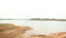 Bé gái 2 tuổi sống sót kỳ diệu trên lưng người mẹ chết đuối