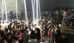 Đột kích quán bar lúc rạng sáng, dân chơi Sài Gòn nháo nhào