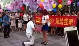 Ông già 6X quỳ gối cầu hôn bạn gái 9X giữa trung tâm thương mại