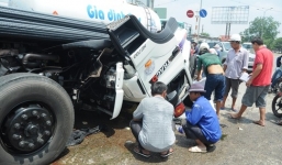 Phá cửa cứu tài xế và phụ xe đầu kéo kẹt trong cabin