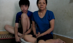 Gánh nặng dồn lên đôi vai cậu bé 16 tuổi khi bố mất, mẹ ung thư giai đoạn cuối