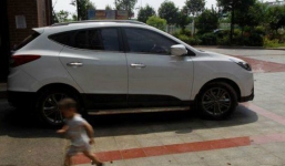 Em bé 4 tuổi tử vong vì bị bố mẹ bỏ quên trong ô tô giữa trời nắng