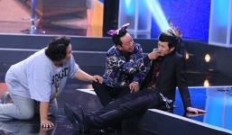 Bí mật đêm chủ nhật: Hoài Linh liên tục bị 'ngược đãi' trên sân khấu