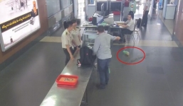 Video: Khách nổi xung, ném tung lọ cà mắm tại sân bay Nội Bài