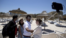 Chính trị gia chụp ảnh tự sướng với “đồ cúng” cho nạn nhân thảm sát Tunisia