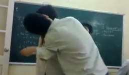  Cưỡng hôn bạn gái giữa lớp học, nam sinh bị đánh bầm mặt