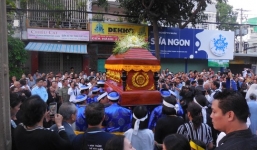 Hàng nghìn người dân đổ ra đường tiễn đưa linh cữu GS-TS Trần Văn Khê