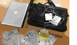 Hành khách bỏ quên túi xách chứa gần 100 triệu đồng ở sân bay Nội Bài