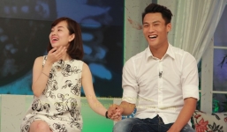 Video: Mạc Hồng Quân bị MC 'ép' hôn bạn gái xinh đẹp trên truyền hình