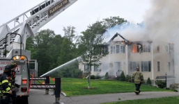 Video: Máy bay lao xuống nhà dân, 3 người thiệt mạng