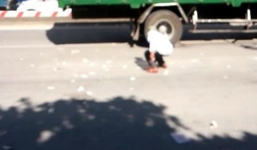Hà Nội: Liều mình hôi tiền lẻ từ vụ tai nạn chết người