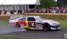 Phô diễn màn đốt lốp của chiếc Toyota Camry Nascar với công suất 850 mã lực