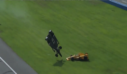 Video: Xe đua vỡ nát ở vận tốc 330km, tay đua vẫn khồng hề hấn gì