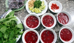 Ăn tiết canh lợn, hai người nguy kịch