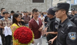 Bị cảnh sát bắt vì cầu hôn bạn gái giữa đường 