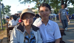 Cảm động người mẹ động kinh, vượt 70 km đưa con đi thi