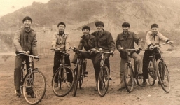 Người mẹ được nhóm bạn thân của con trai chăm sóc suốt 11 năm